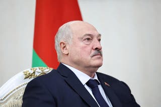 O presidente da Bielorrússia, Alexander Lukashenko, participa de uma reunião com o presidente russo, Vladimir Putin, em Bishkek, Quirguistão, 26 de novembro de 2025